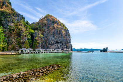 Resort na wodzie u podnóża klifu w El Nido, Filipiny.