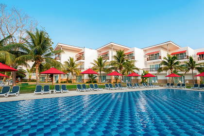 Kompleks hotelowy z basenem w tropikalnym stylu.