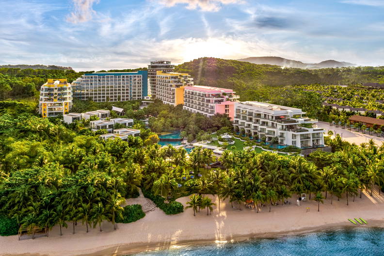Luksusowy hotel na plaży z widokiem na turkusową wodę.