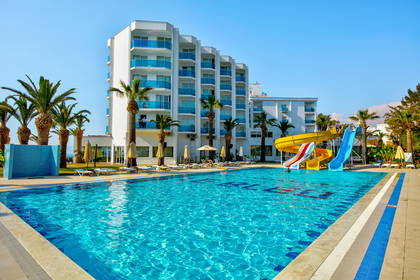 Hotel z basenem, palmami i zjeżdżalniami.