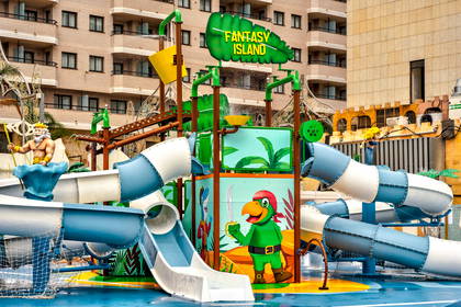Kompleks wodny Fantasy Island ze zjeżdżalniami i postaciami z bajek.