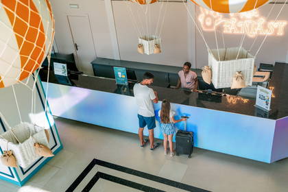Recepcja hotelowa. Rodzina i balony dekoracyjne.