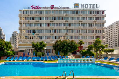 Hotel Villa de Benidorm z basenem i leżakami do opalania.
