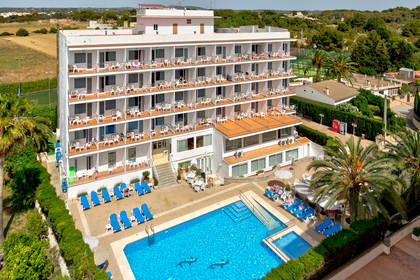 Hotel z balkonami i basenem.