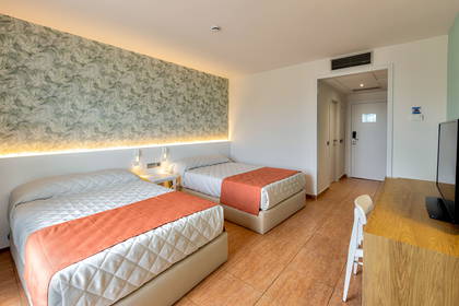 Pokój hotelowy z dwoma pojedynczymi łóżkami.