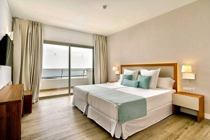 Pokój hotelowy z łóżkiem typu queen-size i widokiem na ocean.