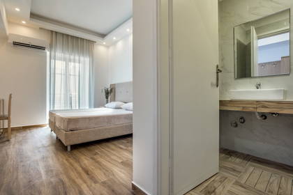Pokój hotelowy z widokiem na łazienkę.