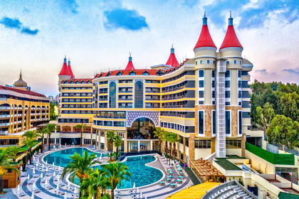 Hotel z basenem i palmami.
