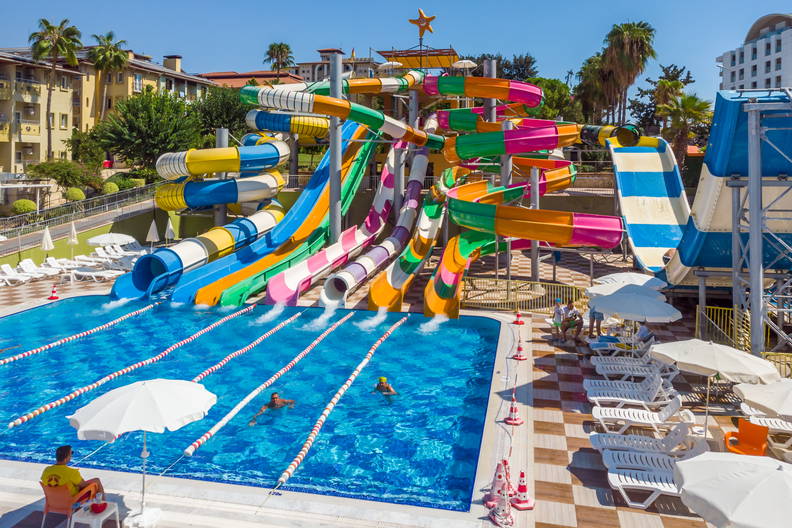 Aquapark z basenem i kolorowymi zjeżdżalniami.
