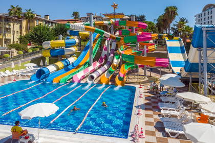 Aquapark z basenem i kolorowymi zjeżdżalniami.