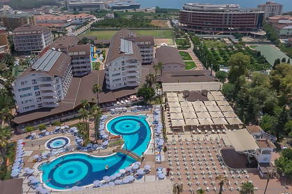 Hotel z basenami w kształcie oka, widok z lotu ptaka.