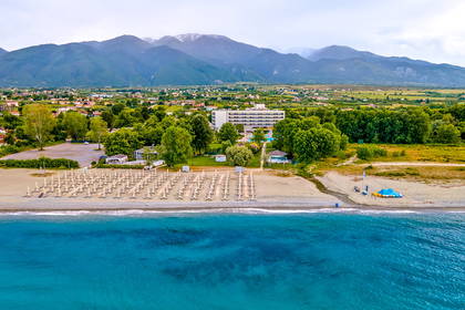 Plaża i hotel widziane z góry.