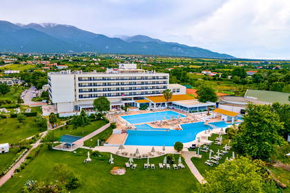 Hotel z basenami i widokiem na góry, z lotu ptaka.