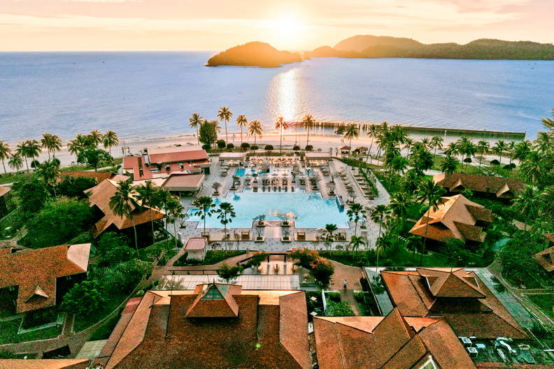 Widok z lotu ptaka na luksusowy kurort nad oceanem o zachodzie.
