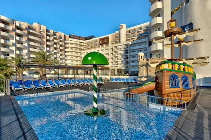Basen z atrakcjami dla dzieci w hotelu.
