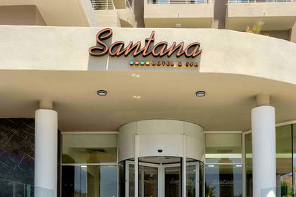 Szerokie, kamienne schody prowadzą do obrotowego wejścia hotelu Santana & Spa.