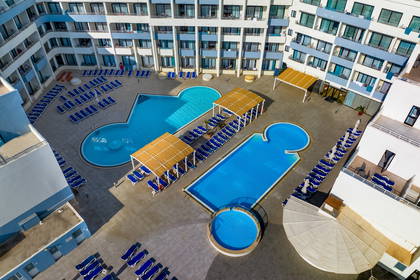 Hotel z basenami i leżakami, widok z góry.