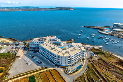 Widok z góry na nadmorski hotel, ocean i klify.