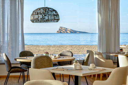 Restauracja z widokiem na morze i wyspę.