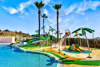 Aquapark z palmami i zjeżdżalniami.