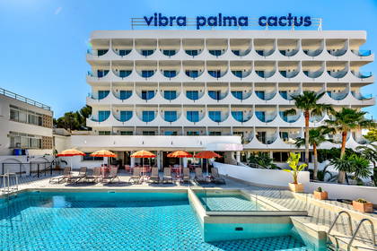 Hotel Vibra Palma Cactus z zewnątrz. Widoczny basen z leżakami.