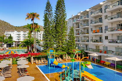 Hotel z basenem i placem zabaw dla dzieci.