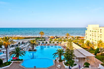 Duży basen w hotelu przy plaży, widok z góry.