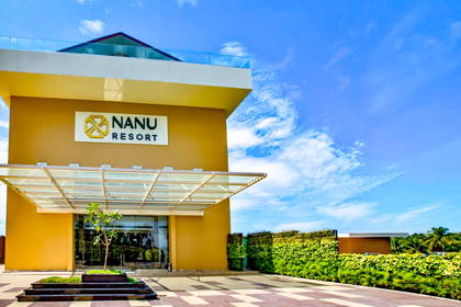 Wejście do Nanu Resort z nowoczesną architekturą i elementami zieleni.