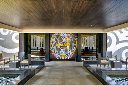 Wejście do Hard Rock Hotel Goa z grafiką słoni i strefą wypoczynkową.