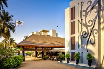 Hotel Hard Rock z flagą i dekoracyjną fasadą.