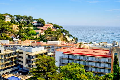 Nadmorski kurort z hotelami i morzem w tle.