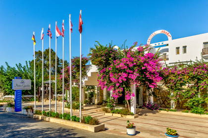Hotel Natur Garden udekorowany kwiatami i flagami.