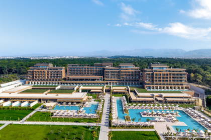 Zdjęcie z lotu ptaka: luksusowy hotel z basenami otoczony zielenią.