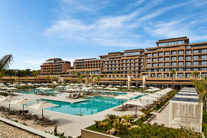 Hotel z basenem i parasolami.