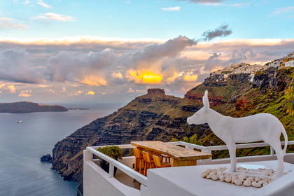 Widok z tarasu na Santorini z rzeźbą osła.