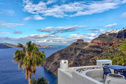 Widok na morze z tarasu na Santorini.