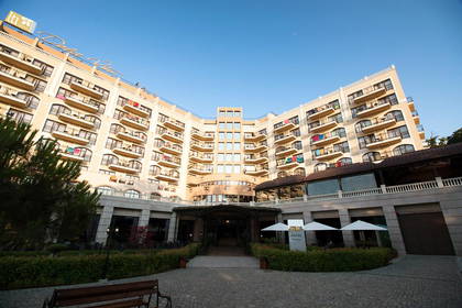 Elewacja dużego hotelu z balkonami i oknami.