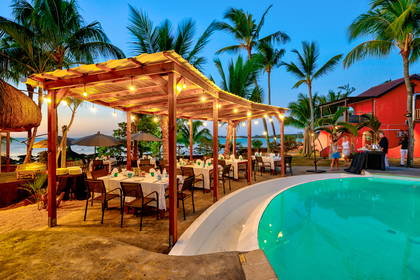 Restauracja na świeżym powietrzu nad basenem w tropikalnym kurorcie.