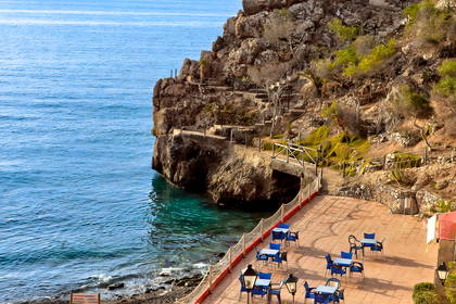 Restauracja na klifie z widokiem na morze.