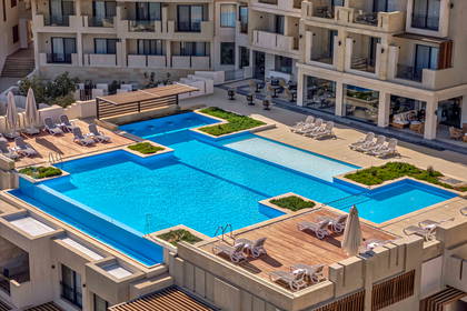 Luksusowy basen hotelowy z leżakami, widok z góry.