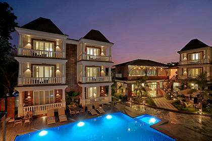 Hotel z basenem o zmierzchu.
