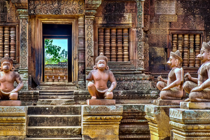 Rzeźby strażników świątyni Banteay Srei w Kambodży.