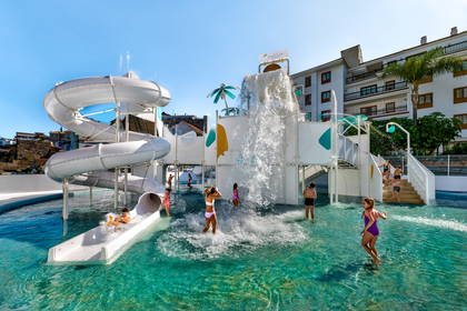 Aquapark z bawiącymi się dziećmi.