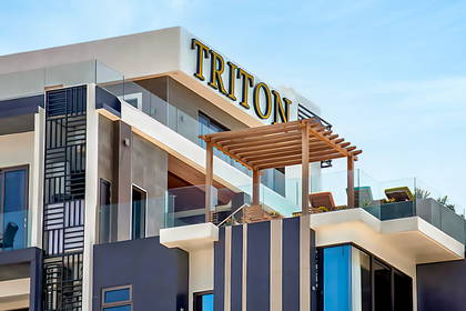 Budynek Triton z rozsuwanym dachem.