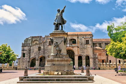 Pomnik Kolumba na placu w Santo Domingo.