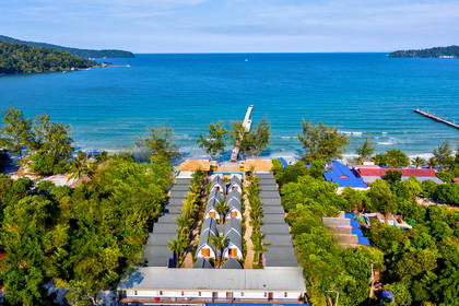 Widok z lotu ptaka na tropikalny kurort z domkami na plaży.