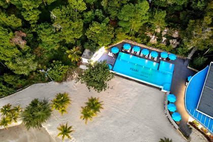 Widok z lotu ptaka na Pearl Resort z basenem i plażą.