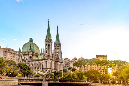 Katedra w São Paulo z wieżami i kopułą na tle zabudowy miejskiej.