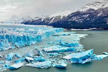 Lodowiec Perito Moreno z górami lodowymi na wodzie.