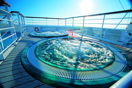 Dwa jacuzzi na pokładzie statku wycieczkowego.